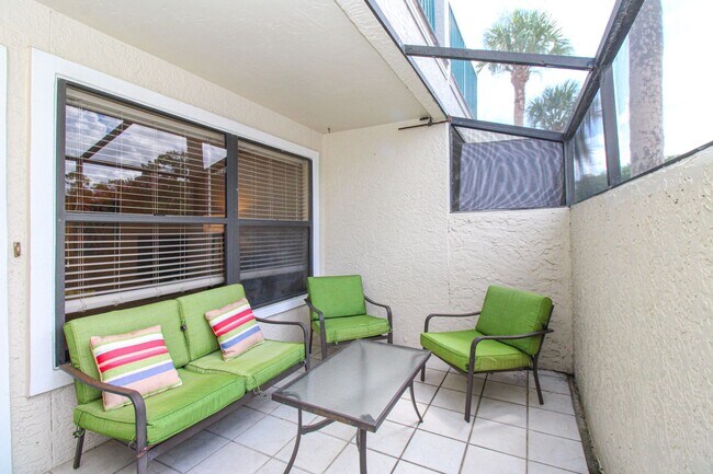 Building Photo - ** EMERALD WOODS ** 2-BED\2-BATH FIRST FLO...