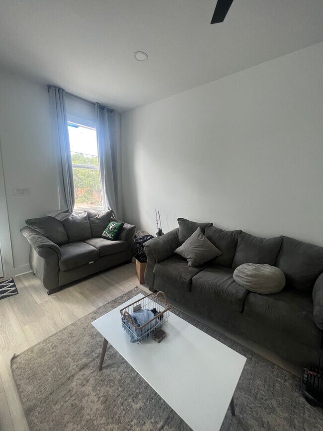 Foto del edificio - 5 BR House 1/2 block from Maple St - POOL!