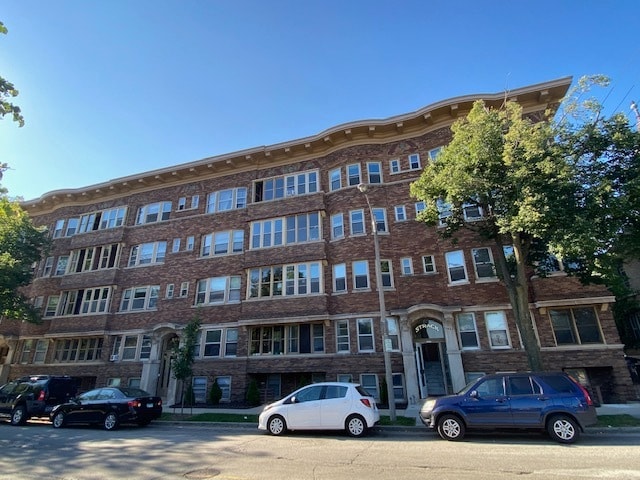 1,2,3 & 4 remodeled apts - 1303 W Kilbourn Ave