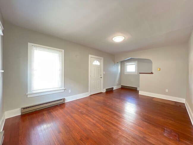 Building Photo - Lovely Leo :  **MOVE IN SPECIAL**