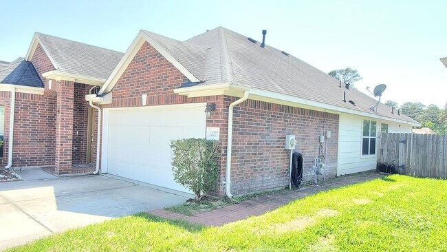 Foto del edificio - 12027 Grace Hall Dr