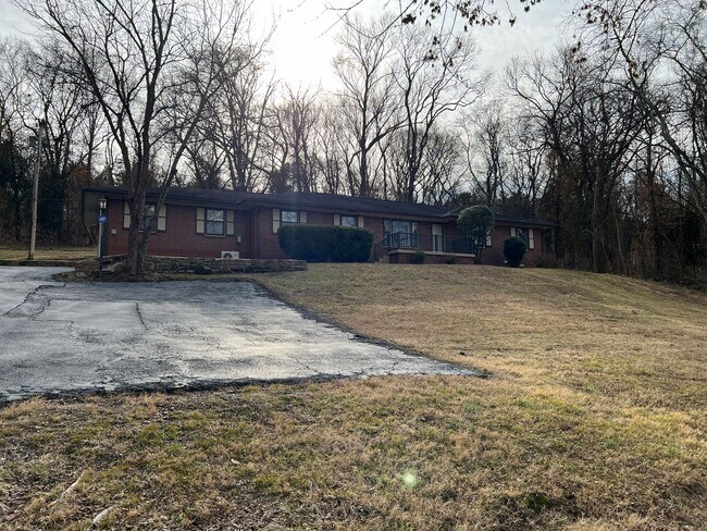 Foto del edificio - 3 Bed, 2 Bath Home w/ Privacy on 3 Acre Lot