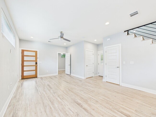 Foto del edificio - Elegant Modern Freestanding Condo with Private Yard Near Downtown Austin