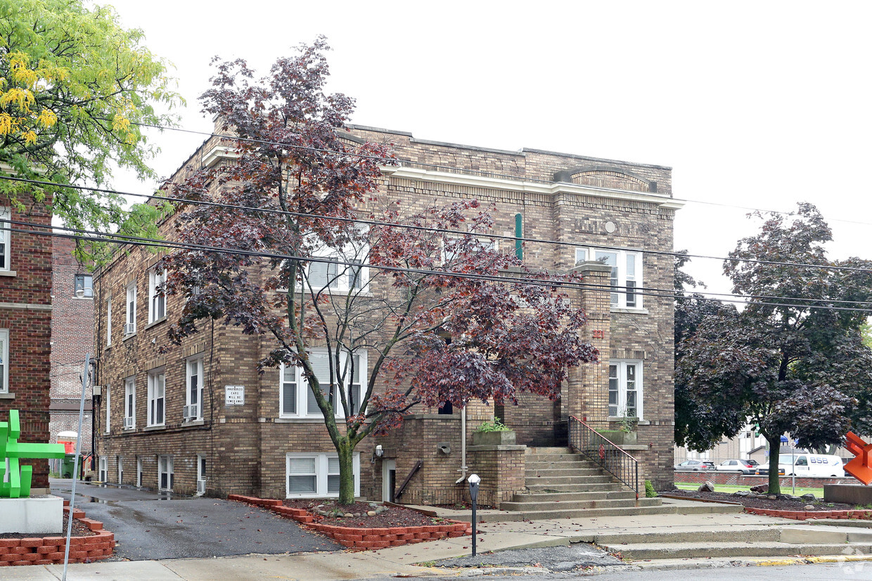 Building Photo - The Oak