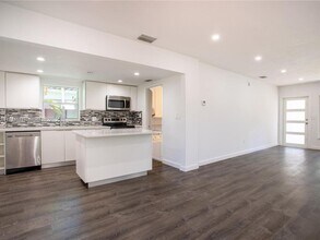 Building Photo - 2520 SW 22nd Terrace