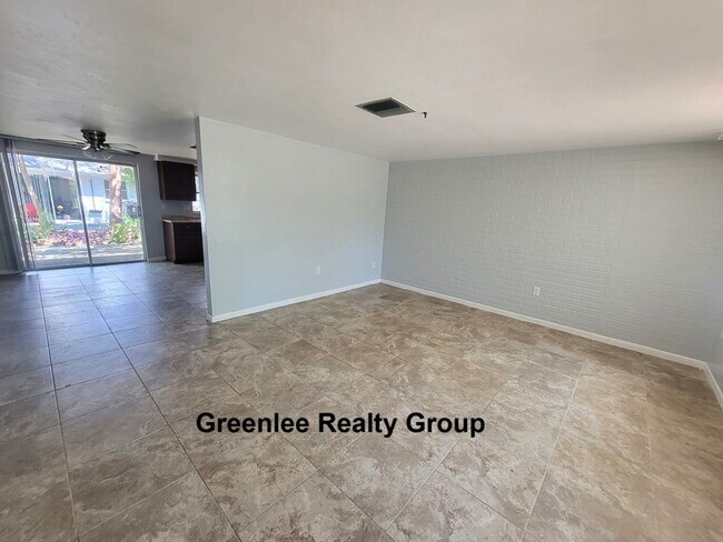 Foto del edificio - Spacious 2 Bed/ 1 Bath Triplex Apt. Trash and Lawn Included!