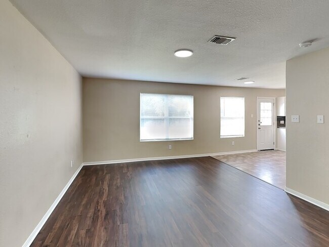 Foto del edificio - 8111 Loyal Ln