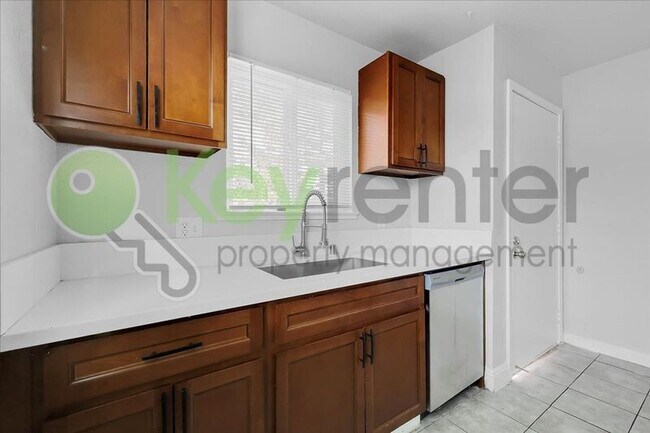 Foto del edificio - 5726 Falconer Way