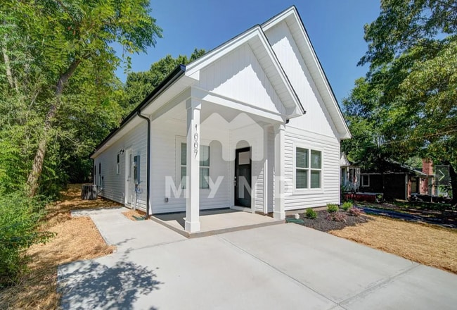 Building Photo - 1007 Rosemary Ave