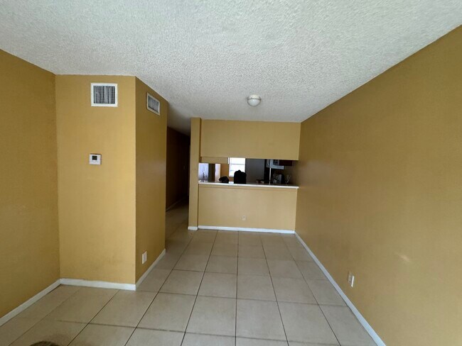 Building Photo - 4207 Lakeside Dr