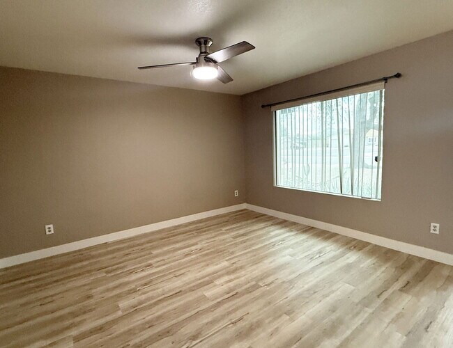 Foto del edificio - 1902 E Sandra Terrace