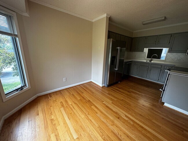 Building Photo - Charming 3 Bedroom Home Near Country Club ...