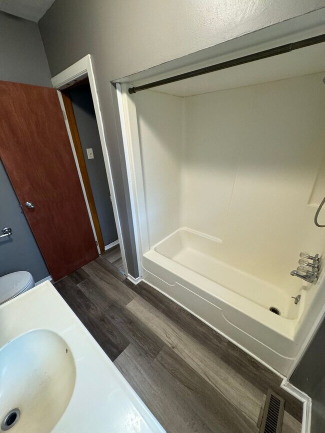 Building Photo - 2 Bedrooms, 1 Bath in South Bend IN.