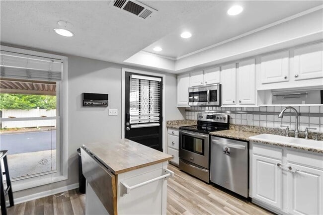 Building Photo - 694 Serramonte Dr