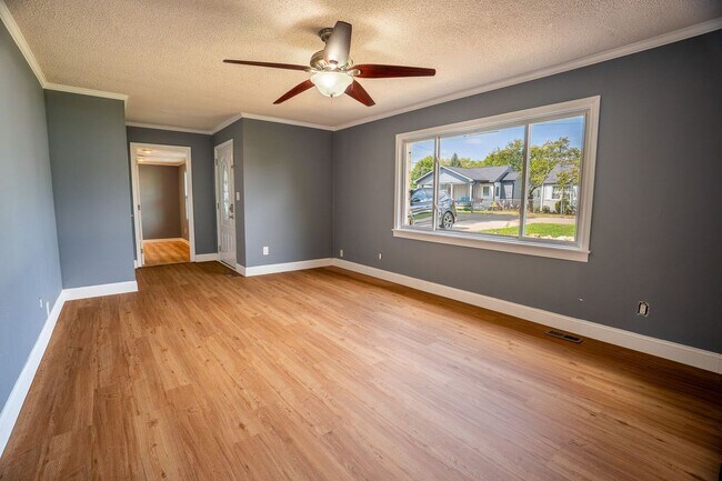 Building Photo - 1020 Hillcrest Dr