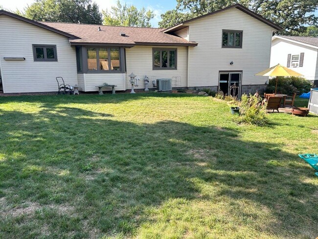 Building Photo - Amazing 3BR/3BA House with 2-car attached ...