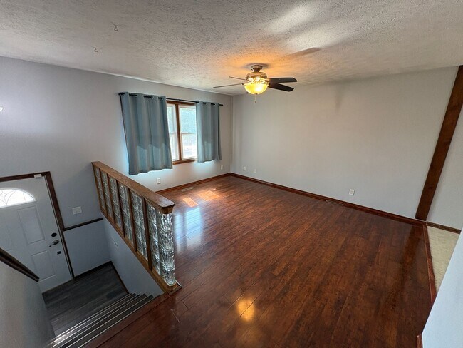 Foto del edificio - Spacious Single-Family Home with Fenced Backyard & Attached Garage