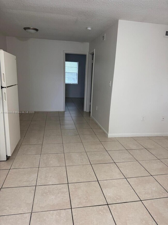 Foto del edificio - 2401 Van Buren St