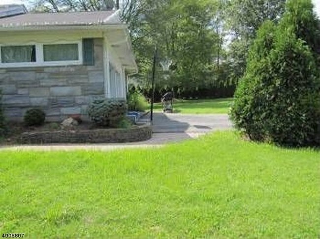 Building Photo - 298 N Beverwyck Rd