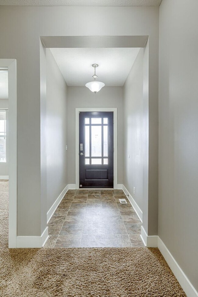 Foto del edificio - Amazing 4 Bedroom in West Omaha With Acces...