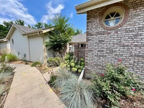 Building Photo - 636 Cheyenne Dr