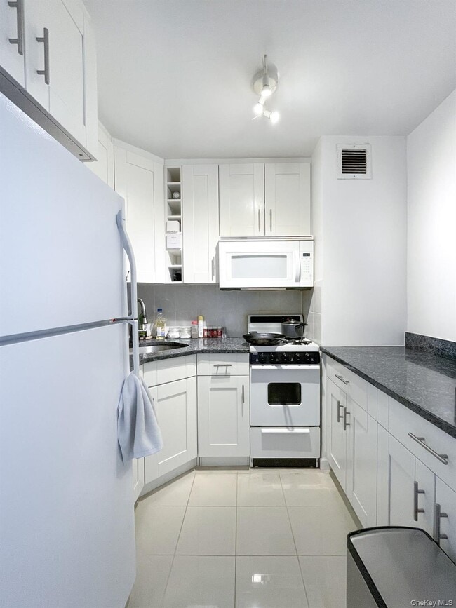 Building Photo - 70-25 Yellowstone Blvd