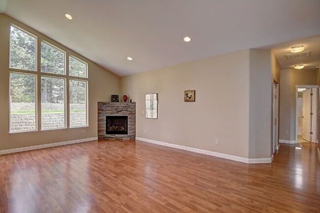 Building Photo - 212 E Pine Needle Ave