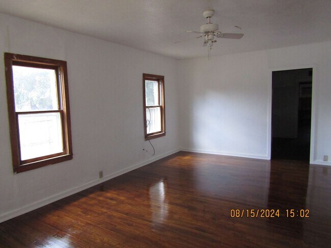 Building Photo - Charming cottage in Walters--New paint, re...