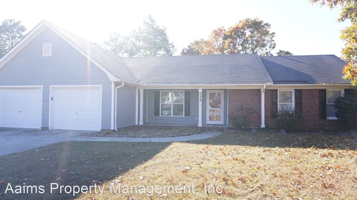 Primary Photo - 3 br, 2 bath House - 724 Rim Road