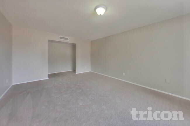 Building Photo - 3849 W Poinsettia Dr