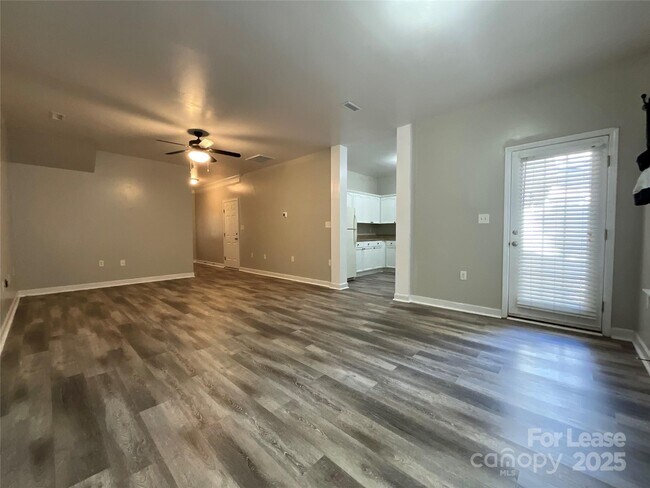 Foto del edificio - 5919 Pisgah Way