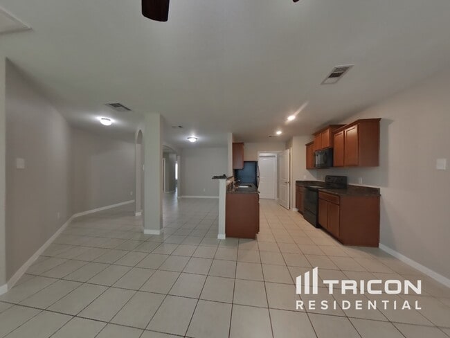 Building Photo - 425 Palomino Stand Dr