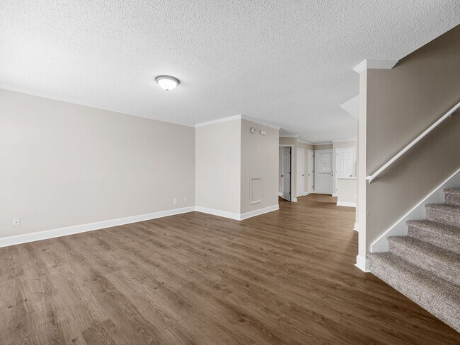 Building Photo - Freshly Renovated 3 BR, 2 BA Townhome Cent...