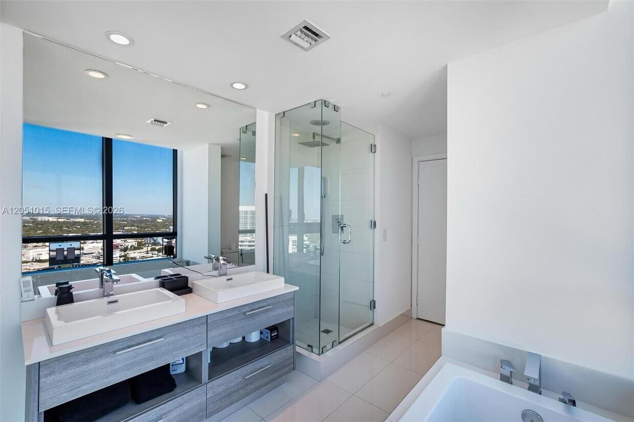 Foto del edificio - 650 NE 32nd St