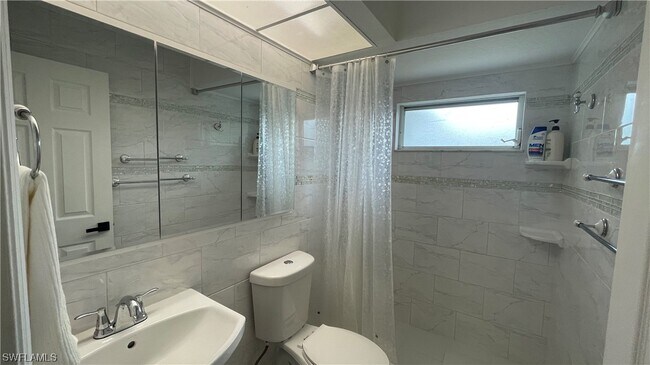 Foto del edificio - 221 NE 23rd Ave