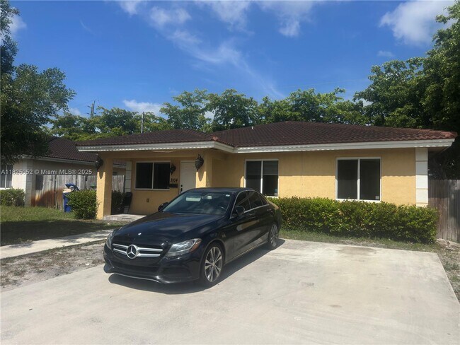 Foto del edificio - 3104 Tarpon Dr