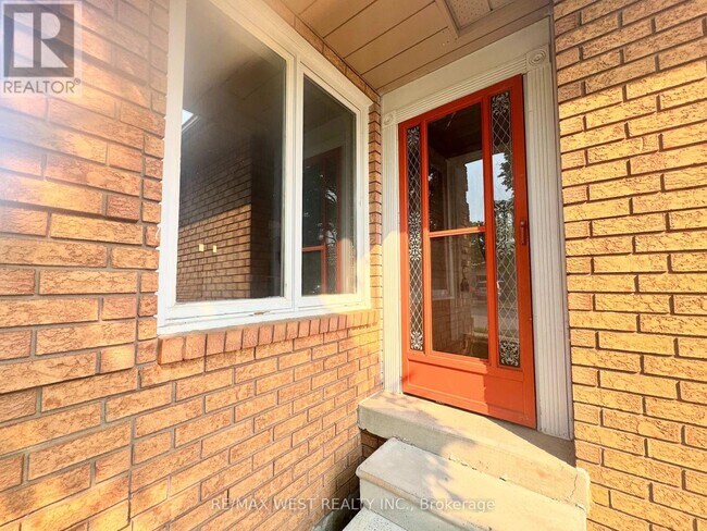 Building Photo - 88 Toba Crescent
