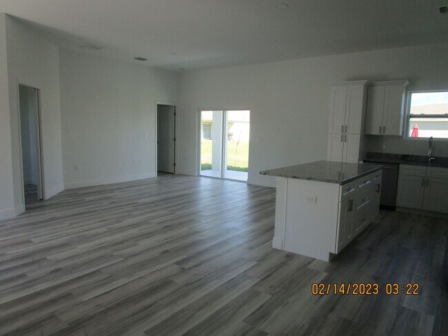 Foto del edificio - Like New 3/2/2 w/ Den Avail Now in NE Cape...
