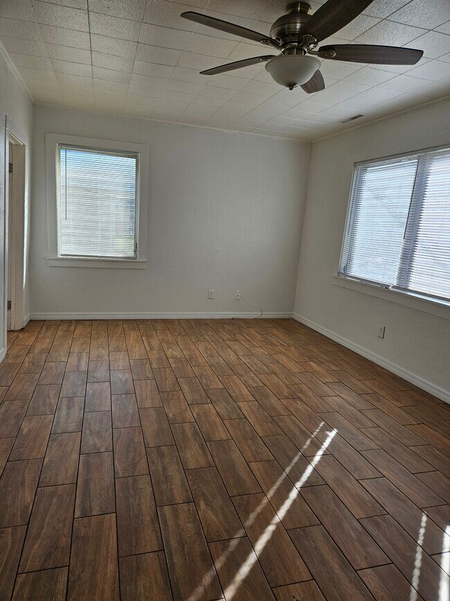 Sala de estar - 1363 Tioga Ave