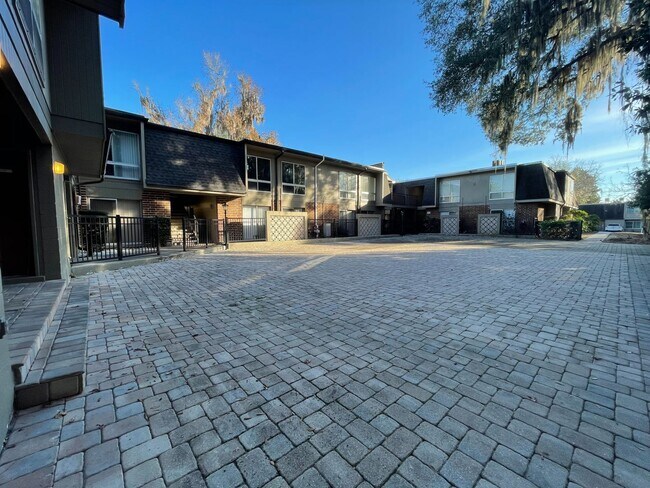 Foto del edificio - Walk to Shands, UF & the Vet School!