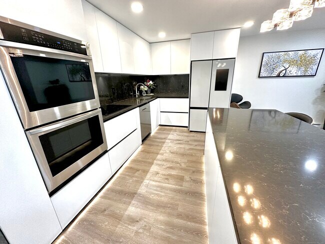 Foto del edificio - 255 Strawberry Hill Ave