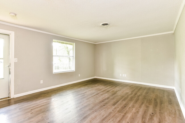 Building Photo - Charming 3 Bedroom Home