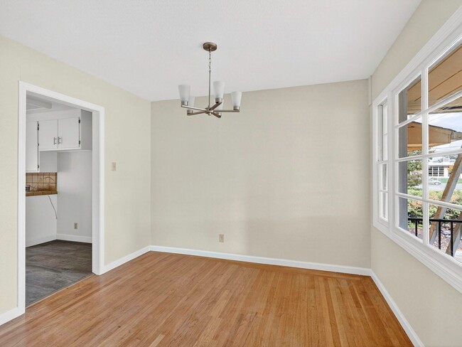 Foto del edificio - Single level home, convenient, charming neighborhood