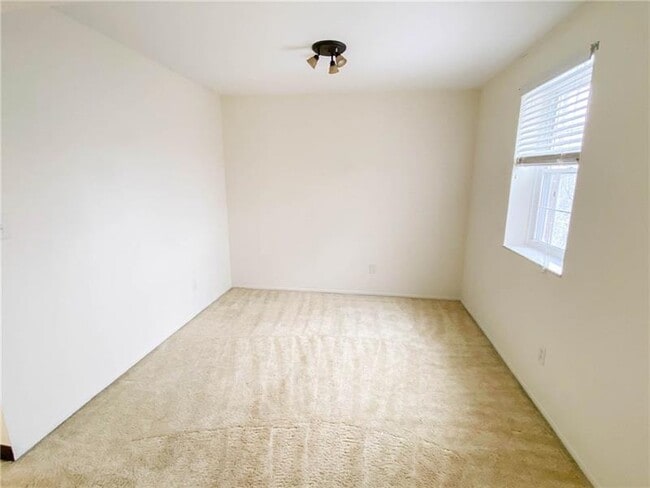 Building Photo - 405 Camelot Dr