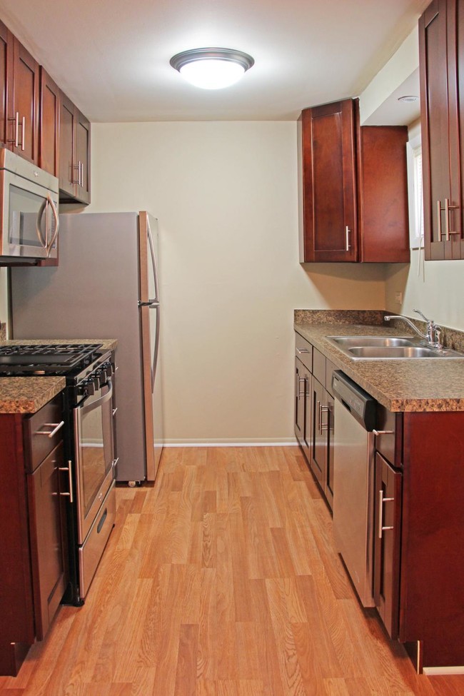 Building Photo - 231 S Villa Ave