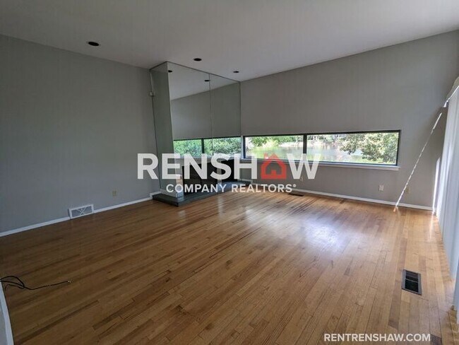 Building Photo - Charming 3/2 Townhome In East Memphis Now ...