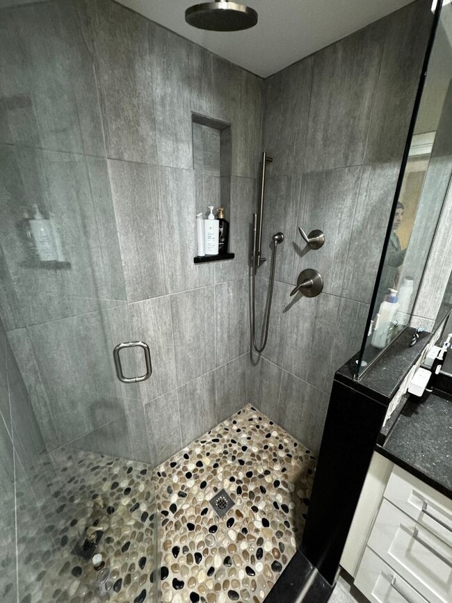 Building Photo - 1 bed 1.5 bath with roof deck, no undergrads, central air, W/D in unit