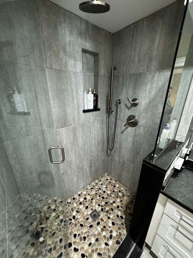 Foto del edificio - 1 bed 1.5 bath with roof deck, no undergrads, central air, W/D in unit