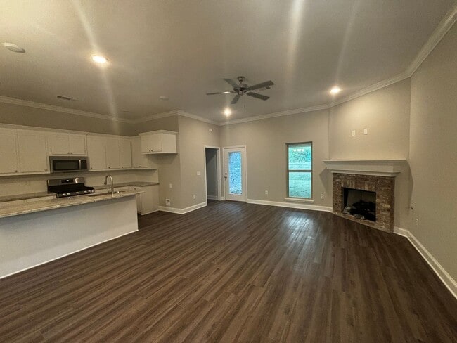 Building Photo - ****JUST REDUCED!!PLUS 1ST MONTHS RENT IS ...