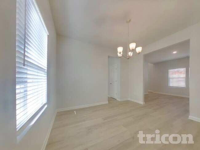 Foto del edificio - 831 Bryson Lake Cir